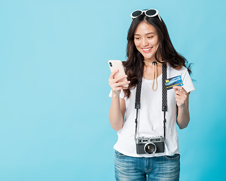 นักท่องเที่ยวกำลังผูกบัตรเครดิตสำหรับใช้ต่างประเทศกับแอปพลิเคชันจ่ายเงิน