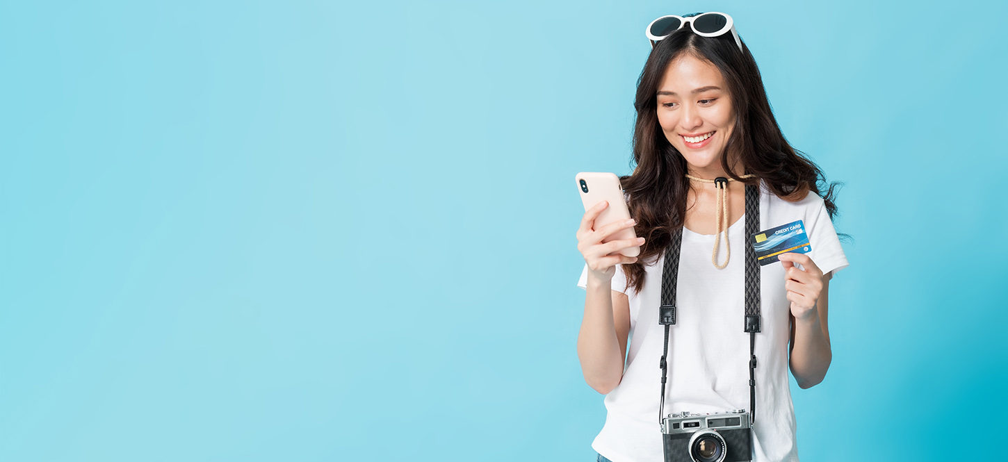 นักท่องเที่ยวกำลังผูกบัตรเครดิตสำหรับใช้ต่างประเทศกับแอปพลิเคชันจ่ายเงิน
