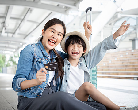 คุณแม่พาลูกเที่ยวต่างประเทศโดยใช้บัตรเครดิตใช้ในต่างประเทศจองที่พักและตั๋วเครื่องบิน