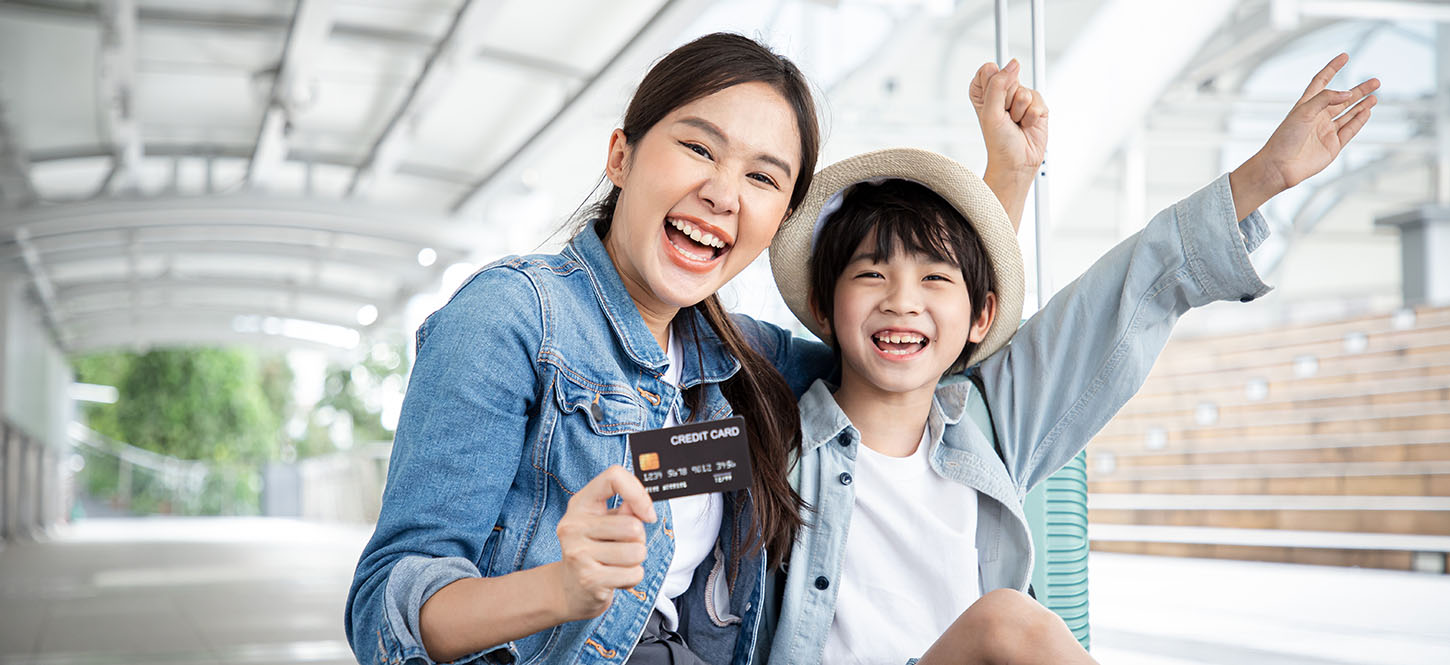 คุณแม่พาลูกเที่ยวต่างประเทศโดยใช้บัตรเครดิตใช้ในต่างประเทศจองที่พักและตั๋วเครื่องบิน