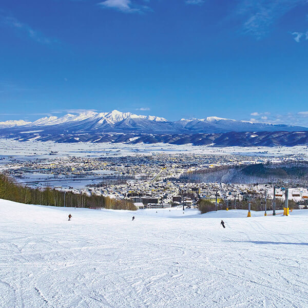 ลานสกีฟูราโน่เป็นสถานที่เที่ยวฮอกไกโดสำหรับผู้ที่ชอบเล่นสกี